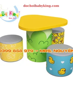 Mẫu bàn tam giác bo góc an toàn, thân bàn và ghế bọc da in họa tiết đầy sáng tạo