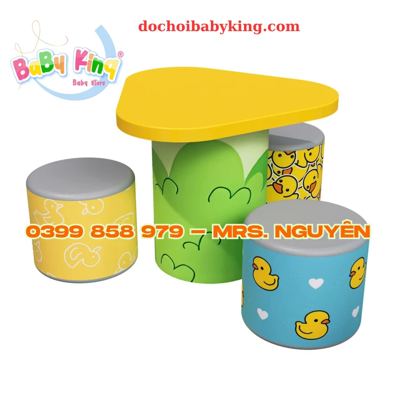 Mẫu bàn tam giác bo góc an toàn, thân bàn và ghế bọc da in họa tiết đầy sáng tạo